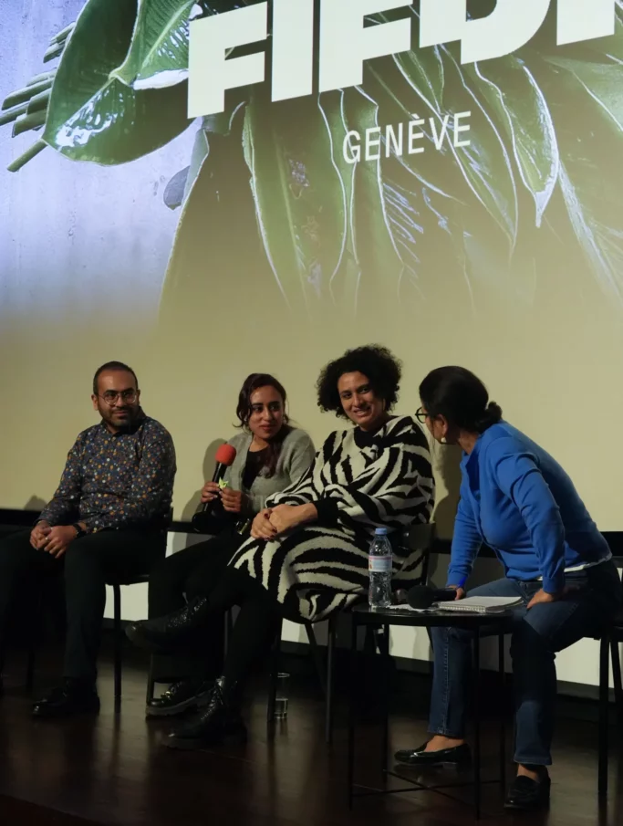 Quatre personnes souriantes sur scène